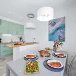 Stylish Algarve With Spacious Terrace & Sea Views