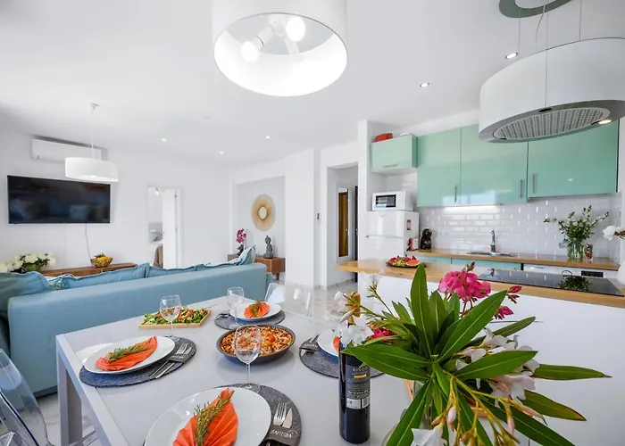 Stylish Algarve With Spacious Terrace & Sea Views