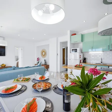 Stylish Algarve With Spacious Terrace & Sea Views
