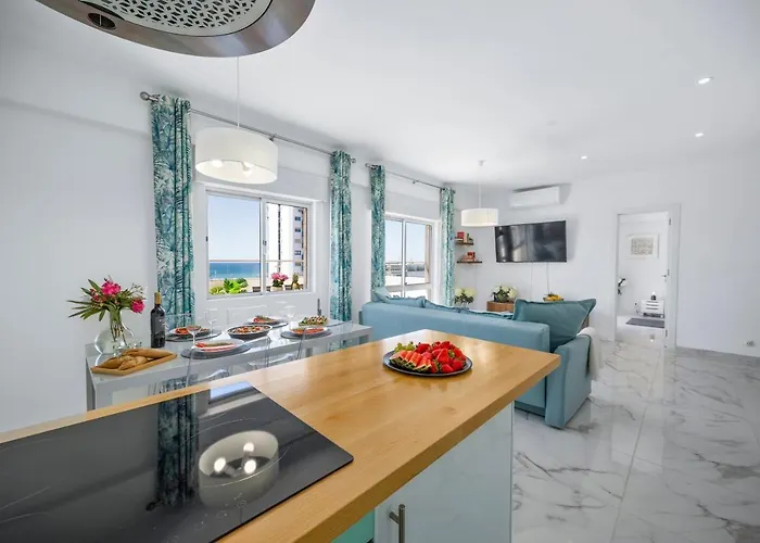 Stylish Algarve With Spacious Terrace & Sea Views Apartament Quarteira