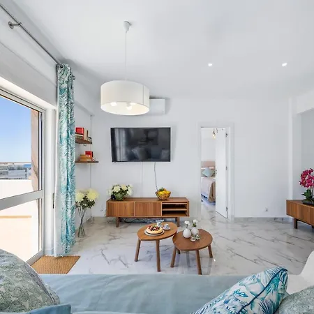 Stylish Algarve With Spacious Terrace & Sea Views Apartamento Quarteira